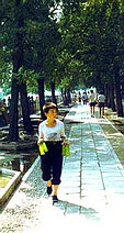 Many stalls sell bottled drinks.